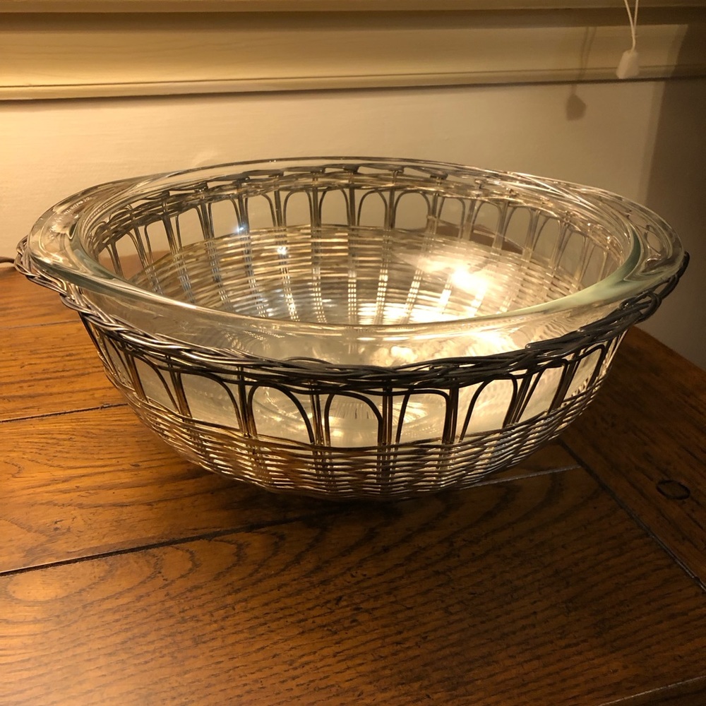 Vintage 2 qt. Pyrex with silverplated wire metal basket